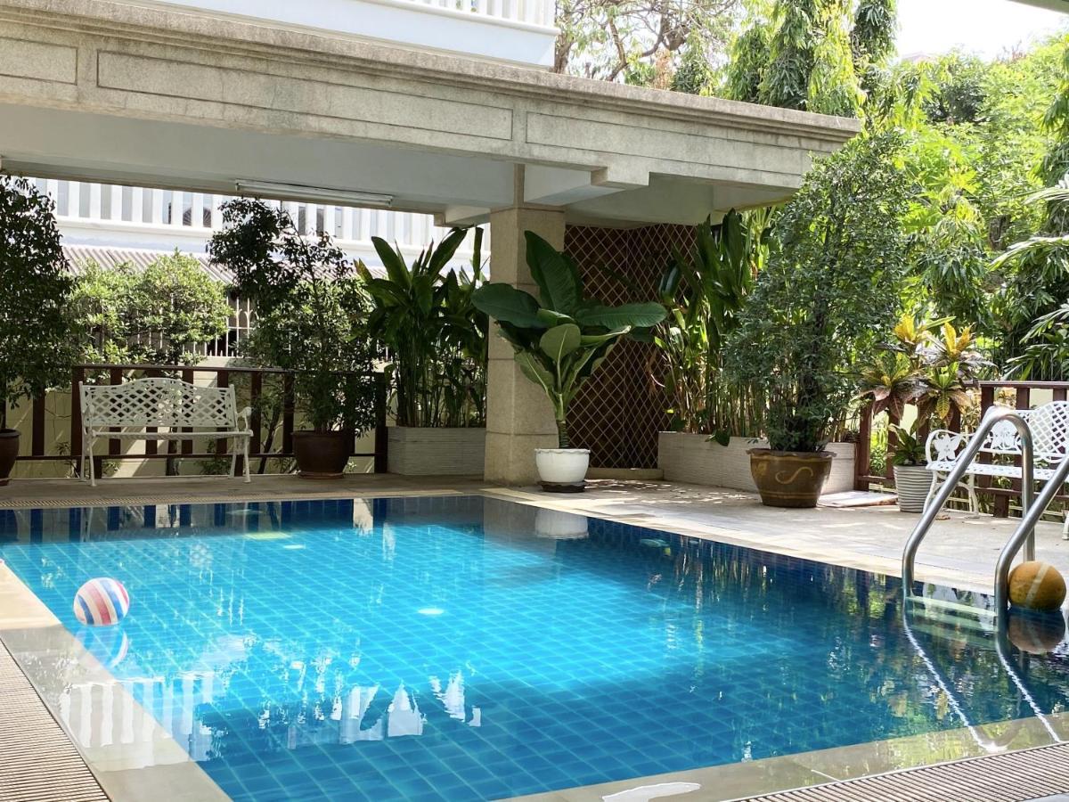 14 Place Sukhumvit Suites Bangkok Buitenkant foto